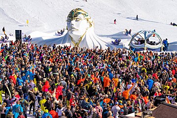 tomorrowland-crowd-snow-sculpture-alpedhuez